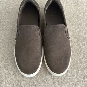 LIKE NEW UGG Women’s Suede Slip-On Loafers